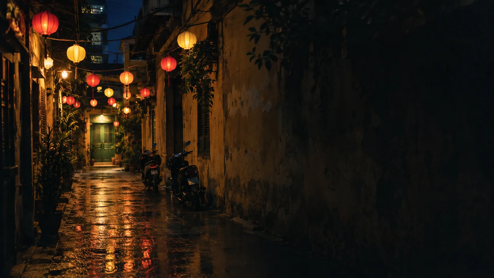 Ruelle de Hoàn Kiếm éclairée de lanternes à la nuit tombée