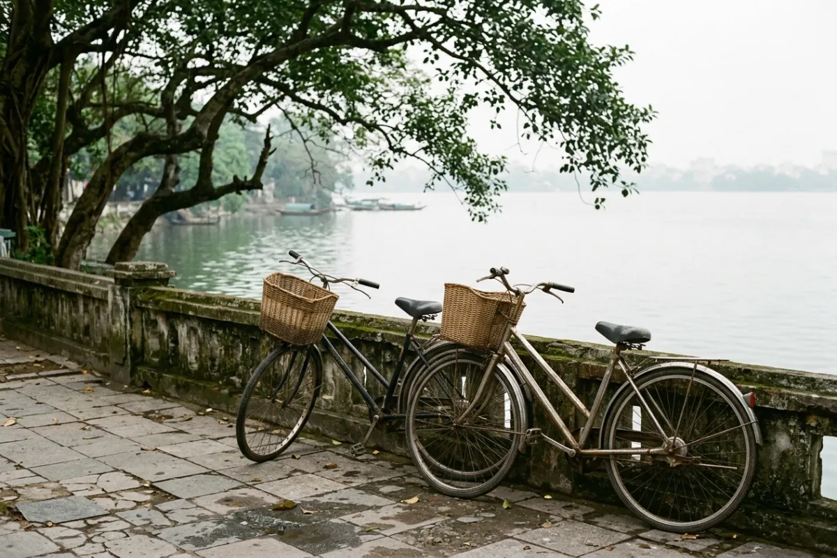 Mượn xe đạp quanh hồ