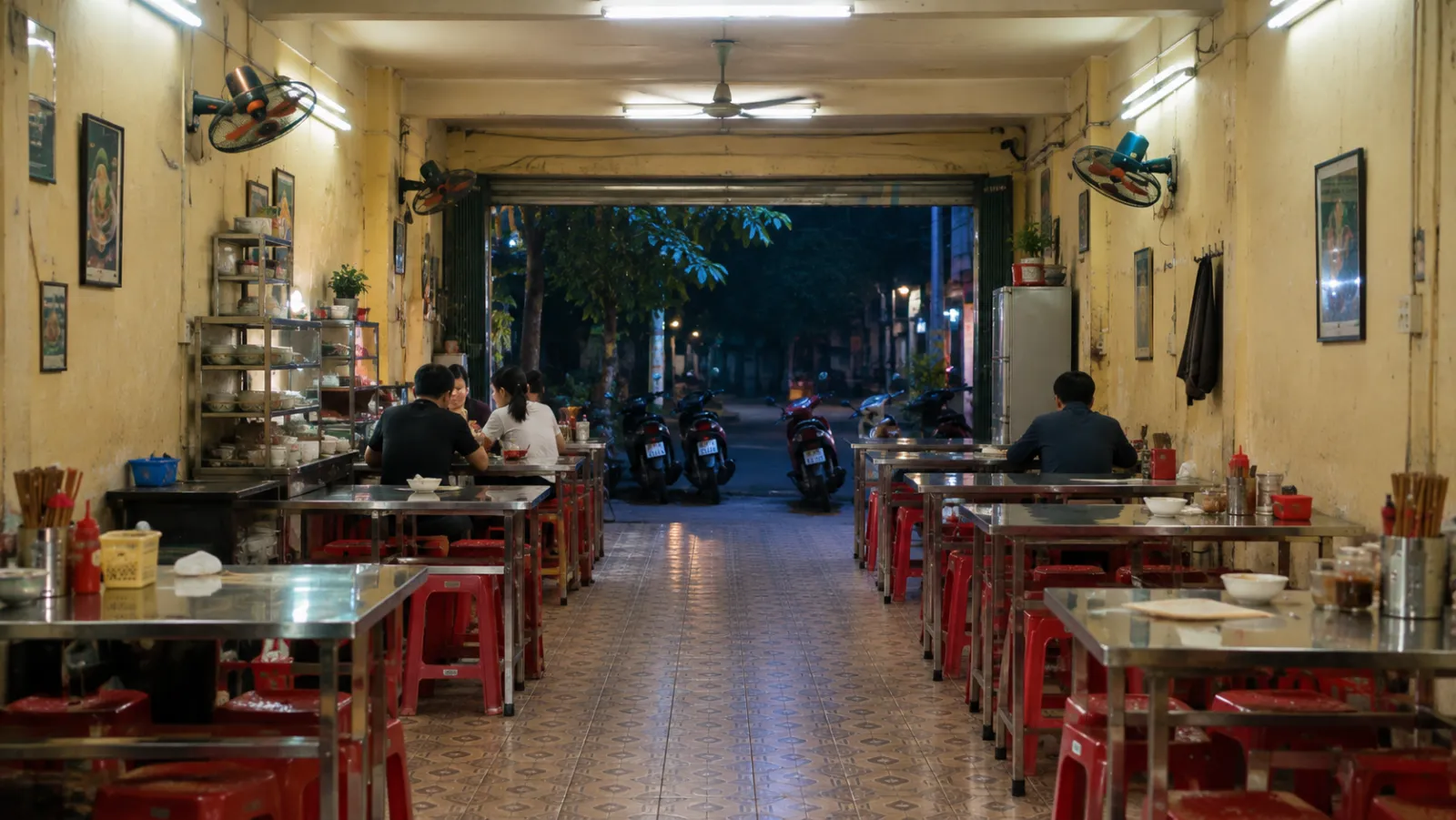 Bên trong Quán Mai