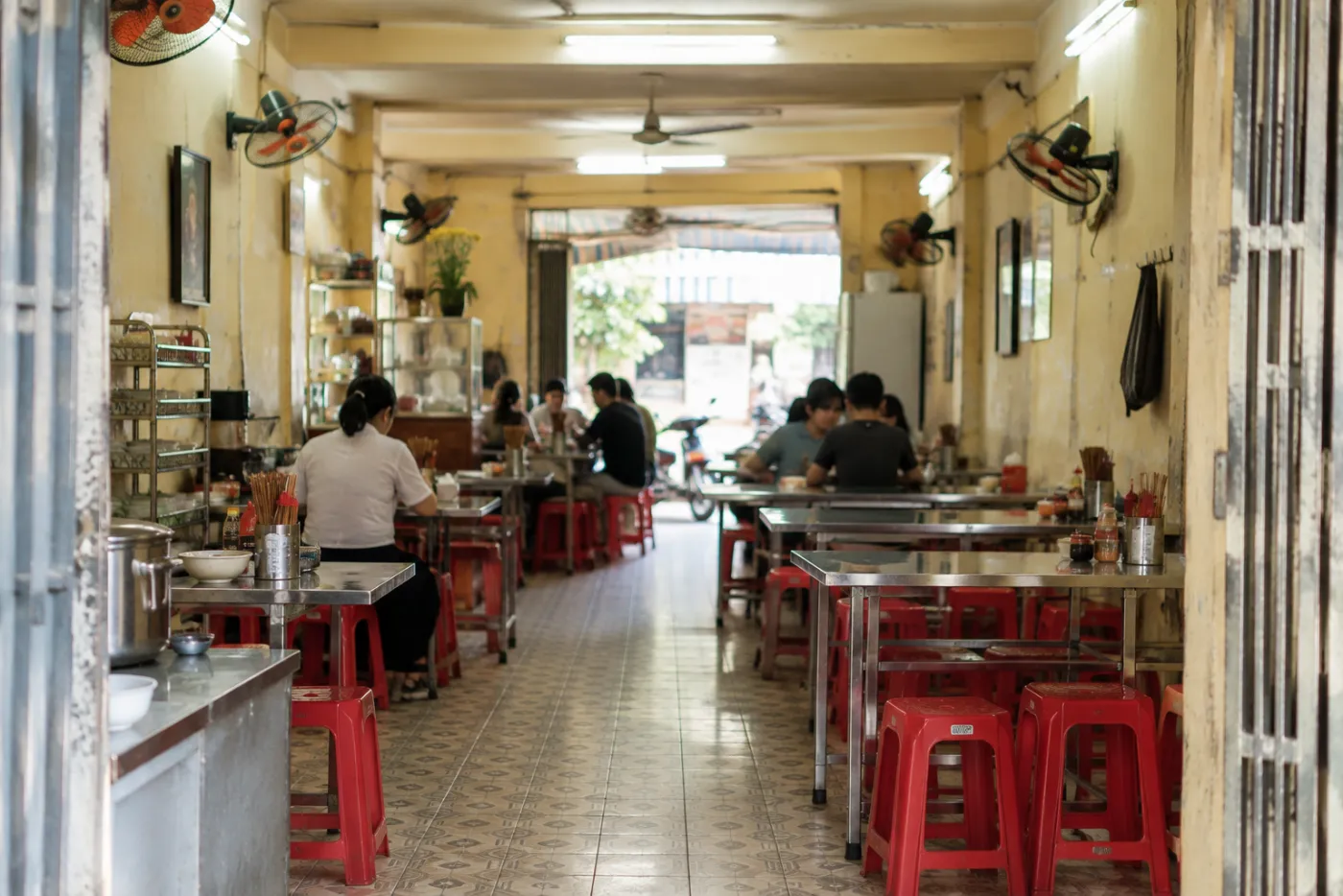 Phòng ăn Quán Mai trong nắng trưa