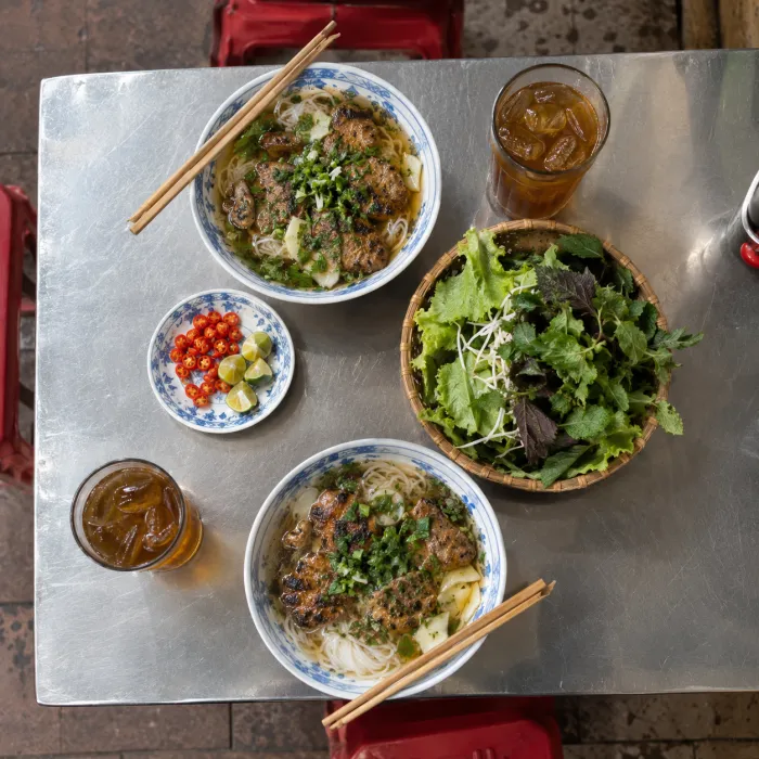 Bàn ăn ở Quán Mai